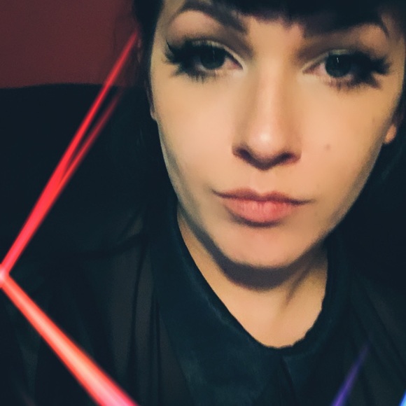 Meet your Posher, April - Picture 2 of 2